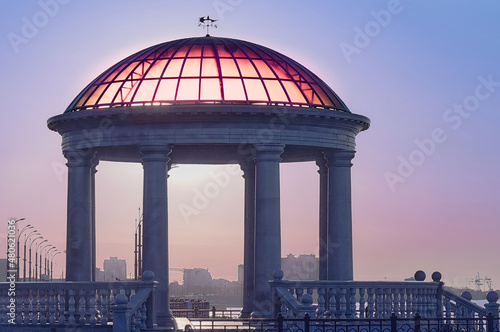 Photo Rotunda with a transparent dome on the city embankment of the Amur River
