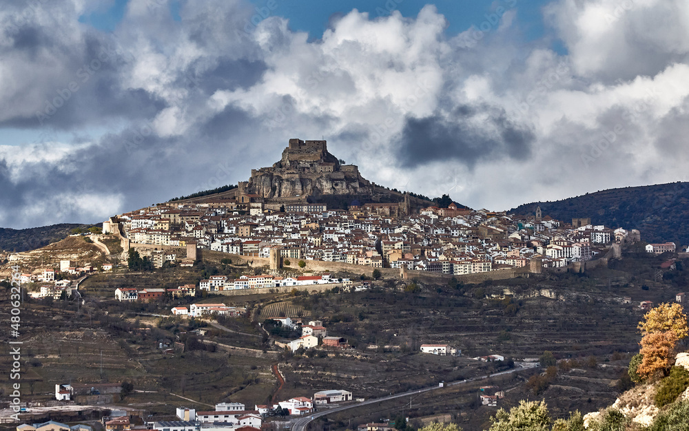nubes de tormenta en la ciudad amurallada medieval de Morella, España.