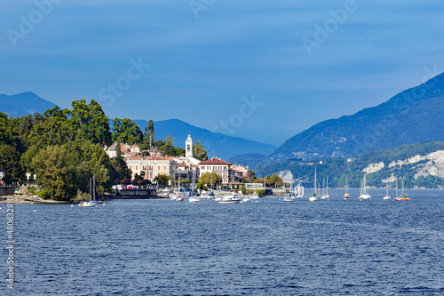 Lago Maggiore Blick auf Belgirate mit Booten