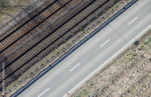Strasse und Bahnlinie von oben gesehen