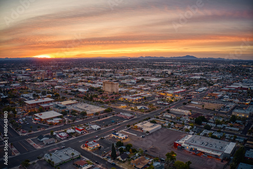 Foto Aerial View of Sunrise over the Phoenix Suburb of Mesa, Arizona