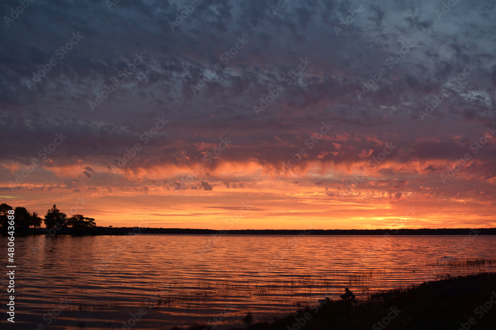 Ein großartiger Sonnenuntergang in Maine, USA am Atlantischen Ozean mit einzigartig verfärbten Himmel.