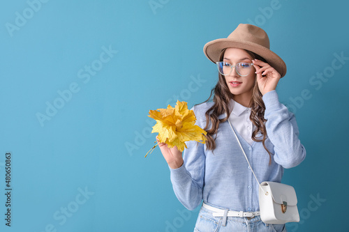 Young fashionable woman loo...