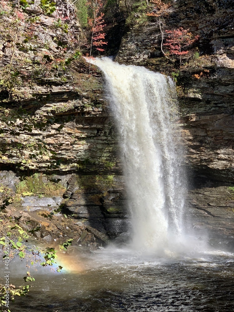 Obraz premium Large waterfall off rocky ledge