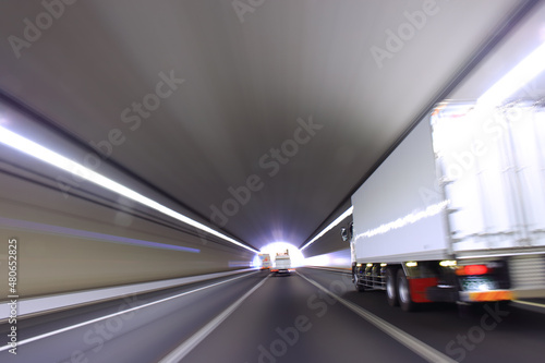 ハイウェイトンネルを走行するトラック