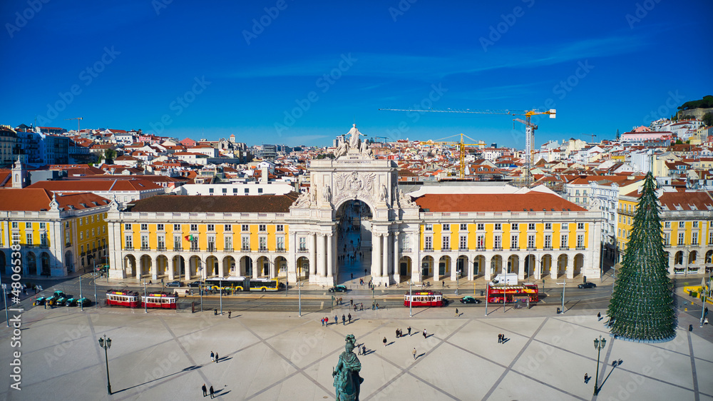 Obraz premium Lisbon, Portugal - January 13, 2022: Aerial drone view of the Augusta Street Arch from Commerce Square in Lisbon. Joseph I of Portugal statue.