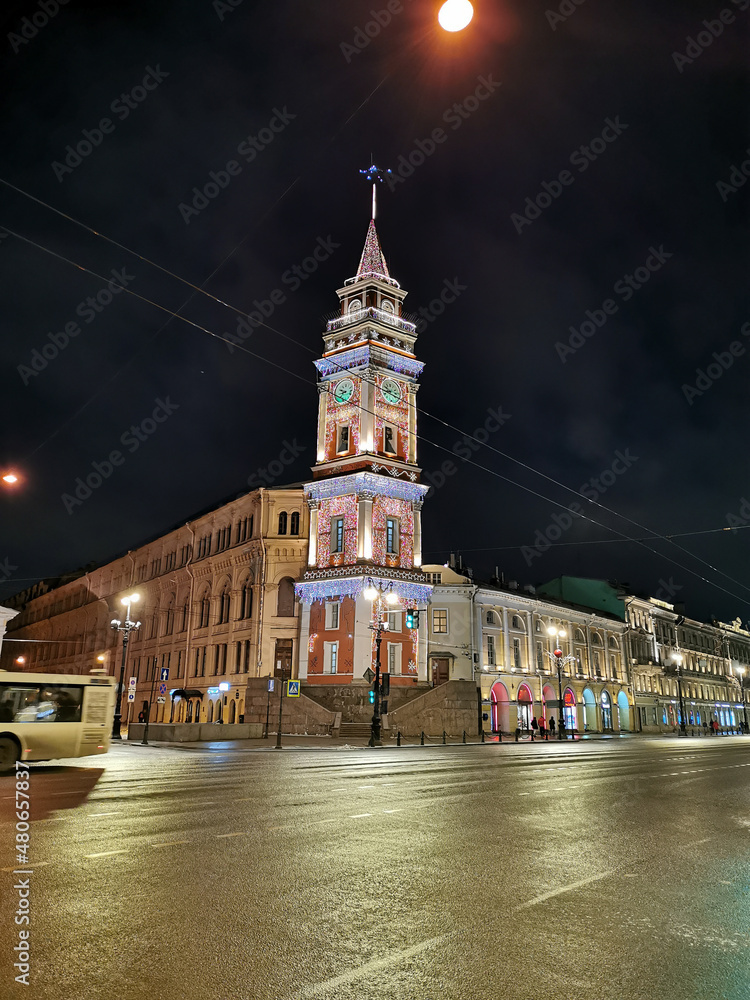 Obraz premium Duma Tower on Nevsky Prospekt in St. Petersburg, decorated with lights and garlands for Christmas and New Year.