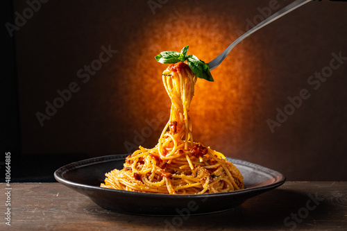 Foto Spaghetti pasta bolognese in black plate.
Italian food image.