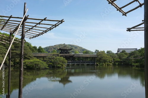 京都 平安神宮神苑の泰平閣と池と華頂山