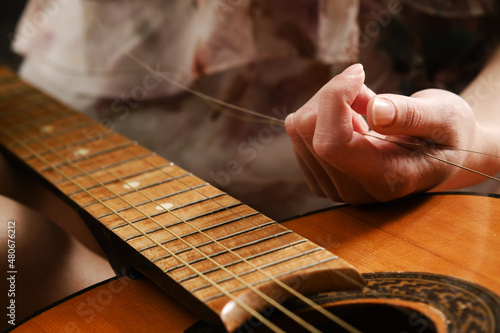 Tableau sur toile Broken guitar strings