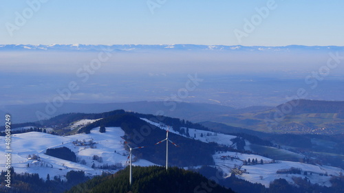 Blick vom Schauinslandturm ins Rheintal und die Vogesen mit Nebel im Tal