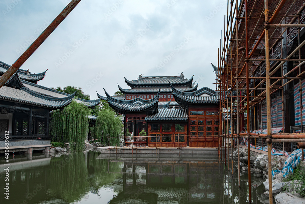 Naklejka premium Retro Old Buildings in China's urban parks