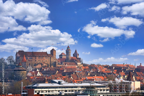 Blick auf die Nürnberger Burg mit weissblauen Himmel
