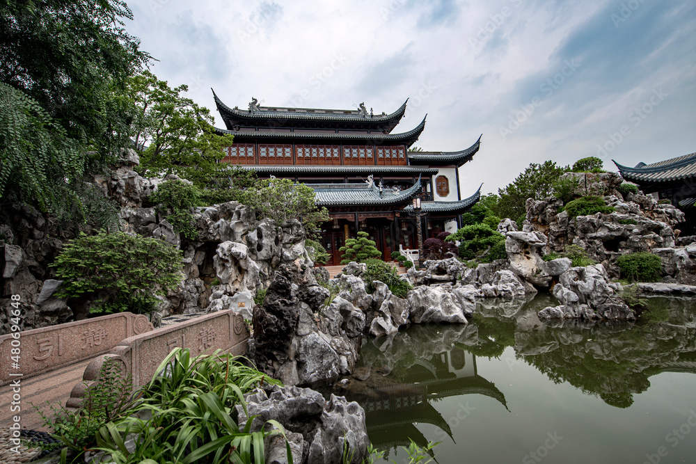 Fototapeta premium chinese temple in the garden