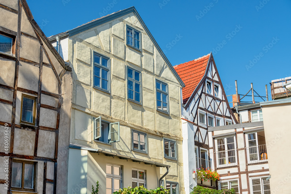 Obraz premium Historische Fachwerkhäuser in der Diebstraße in der Hansestadt Wismar, Mecklenburg-Vorpommern