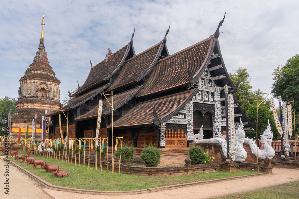 Obraz premium Landscape view of beautiful vihara and ancient brick stupa at landmark historic Lanna style Wat Lok Moli or Lok Molee buddhist temple, Chiang Mai, Thailand