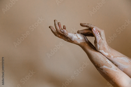 Foto Female ceramist hands sculpt clay dishes