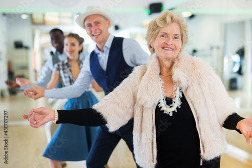 Foto Jazz dancers standing in row and flicking with fingers