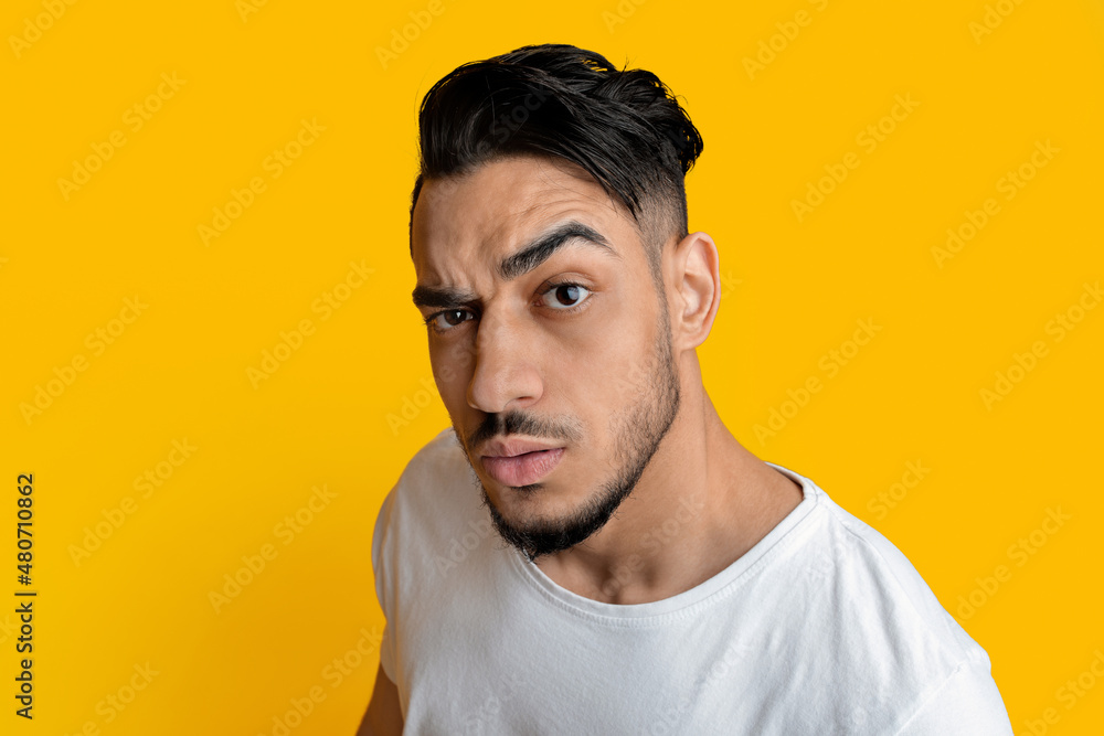 Obraz premium Top view of surprised arabic guy looking at camera