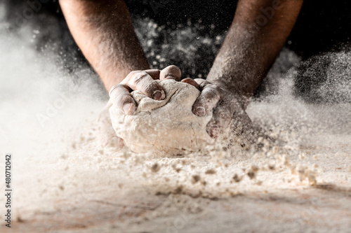 Fotografía Clap hands of baker with flour