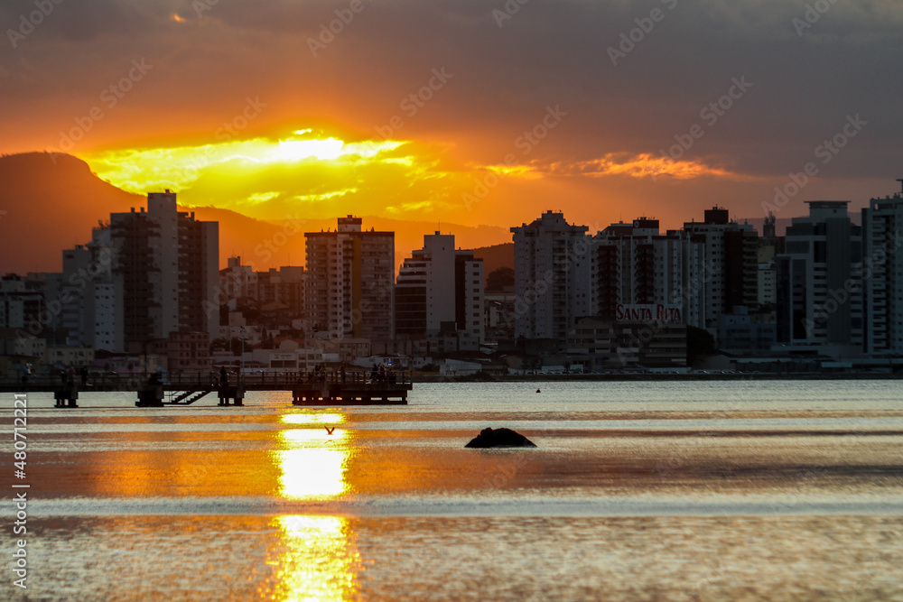 Fototapeta premium city skyline at sunset