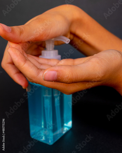 hands applying hydroalcolic gel to avoid covid-19