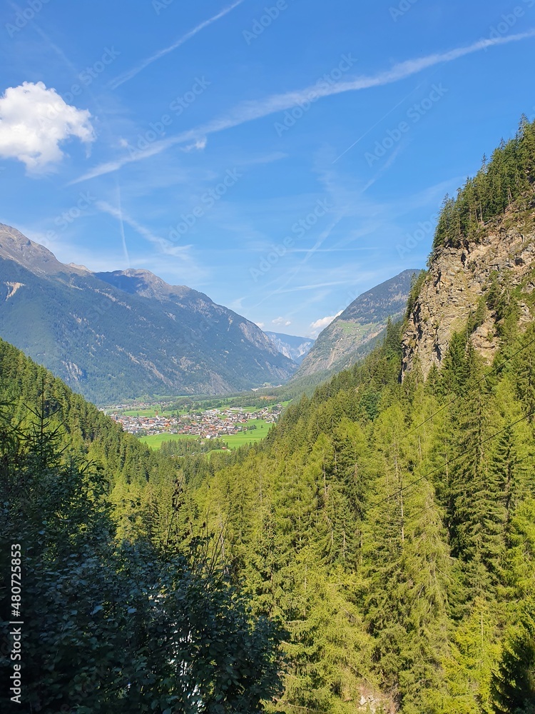 Blauer Himmel in den Alpen