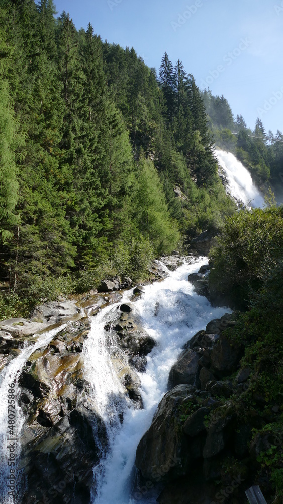Fluss mit Wasserfall Fluss mit Wasserfall