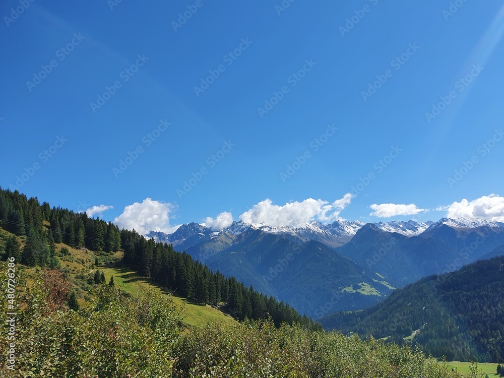 Fototapeta premium sonniger tag in den bergen