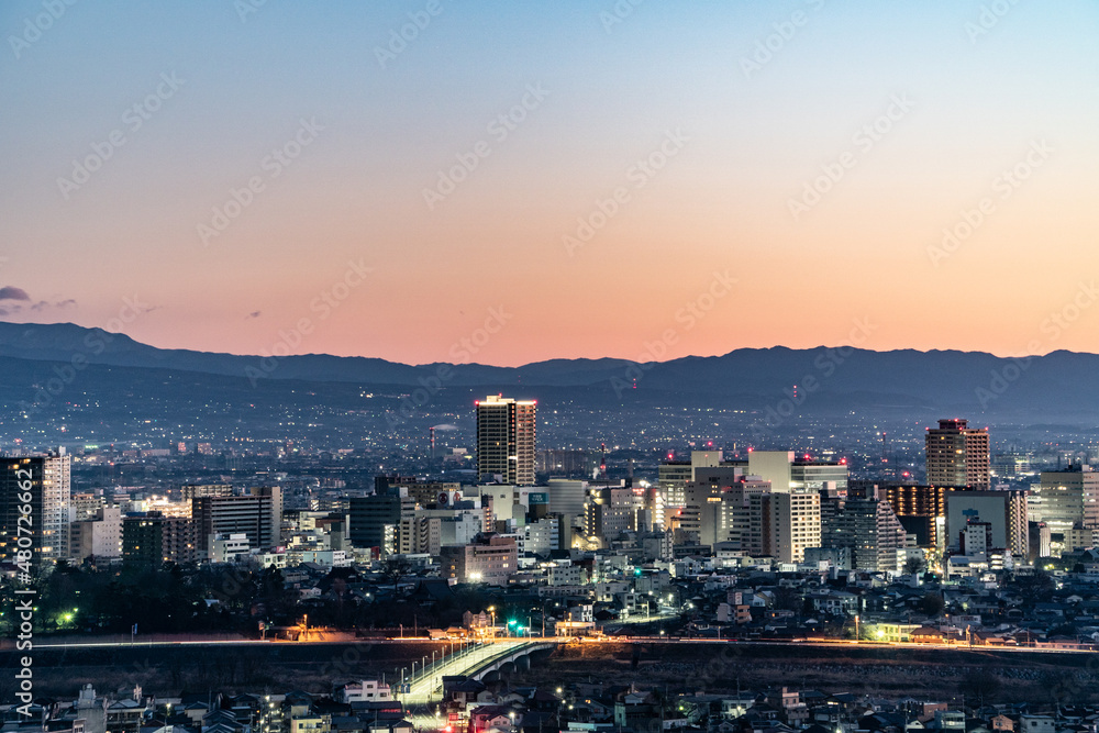 Obraz premium 夜明けの近い高崎市の街並み