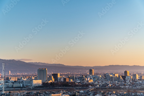 朝日に照らされる高崎市の街並み