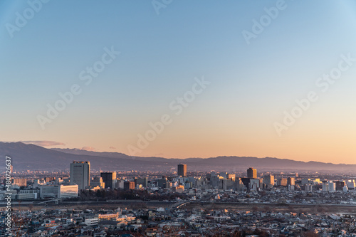 朝日に照らされる高崎市の街並み