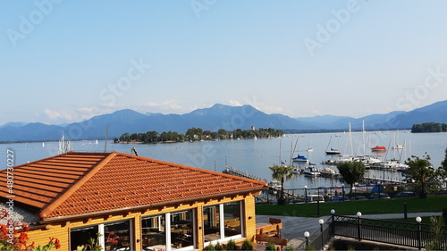 Blick auf den Chiemsee von der Terrasse des Hotels Chiemsee Panorama in Gstadt