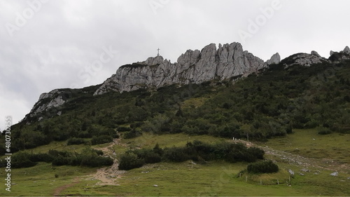 felsiger Berg bei Nebel