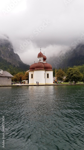 Wallfahrtskirche am Königsee bei Nebel