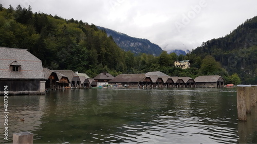 Boothäuser am Königsee bei bewölktem Himmel