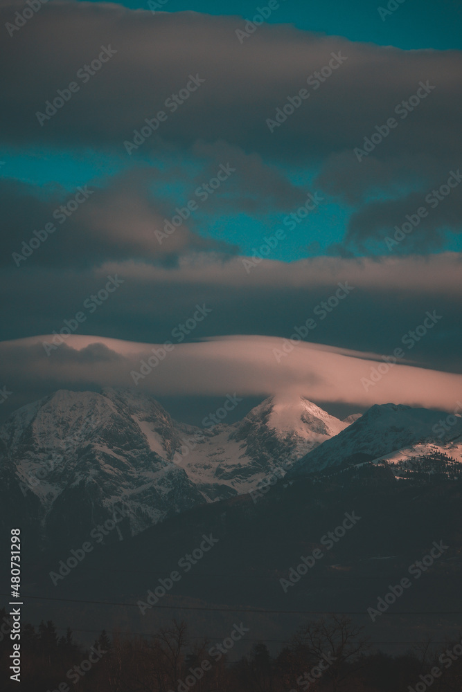 Obraz premium Mountain ridge during sunset