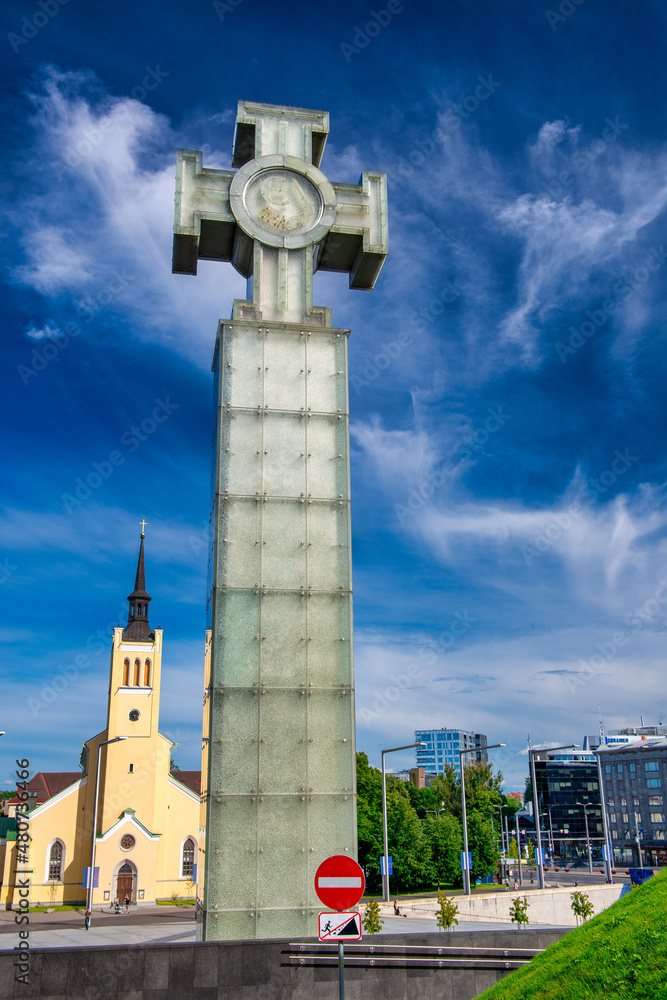 Obraz premium TALLINN, ESTONA - JULY 15, 2017: Monument to the War of Independence on Freedom square in Tallinn city centre.