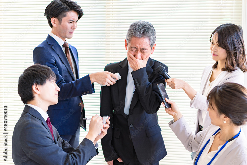 号泣記者会見をする男性 Stock Photo | Adobe Stock