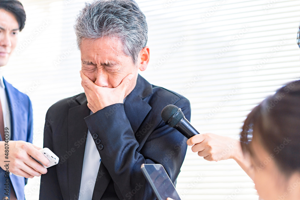 号泣記者会見をする男性 Stock Photo | Adobe Stock