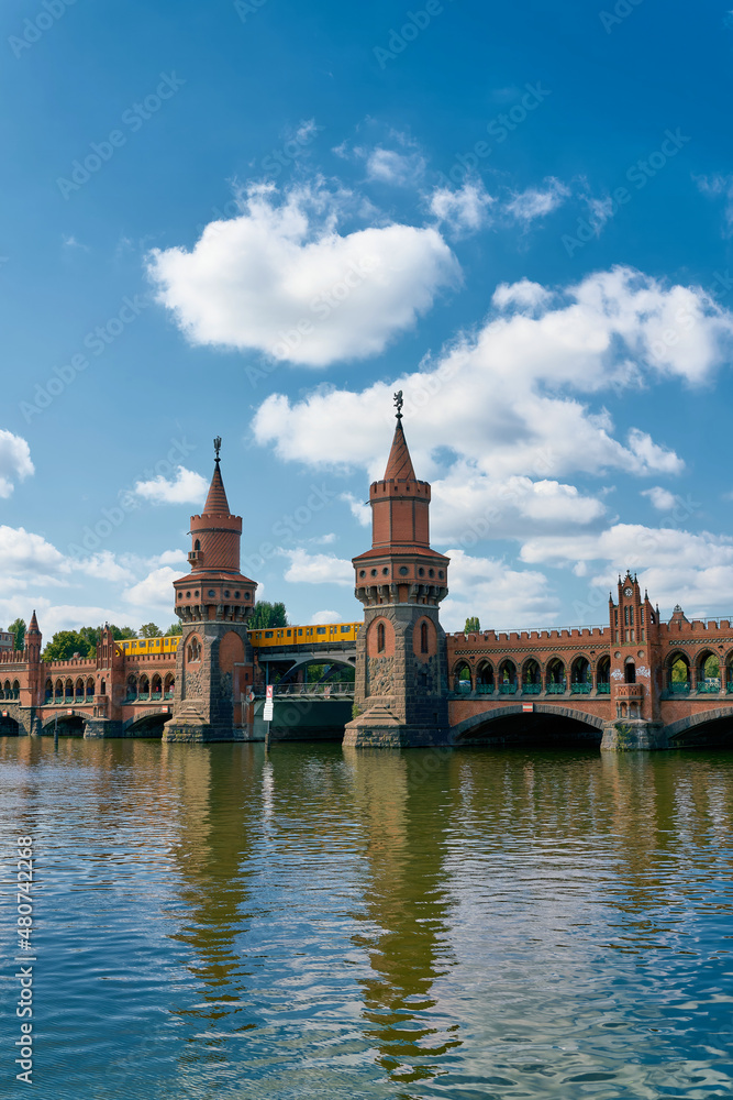 Die Oberbaumbrücke über den Fluss Spree, ein Wahrzeichen der Stadt Berlin. Hier verlief die Grenze zwischen Ost- und Westberlin. 