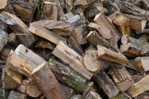 Plan rapproché d'une pile en vrac de bois de chauffage coupé