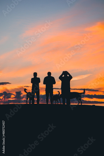 The friends chilling out at sunset © Kaan
