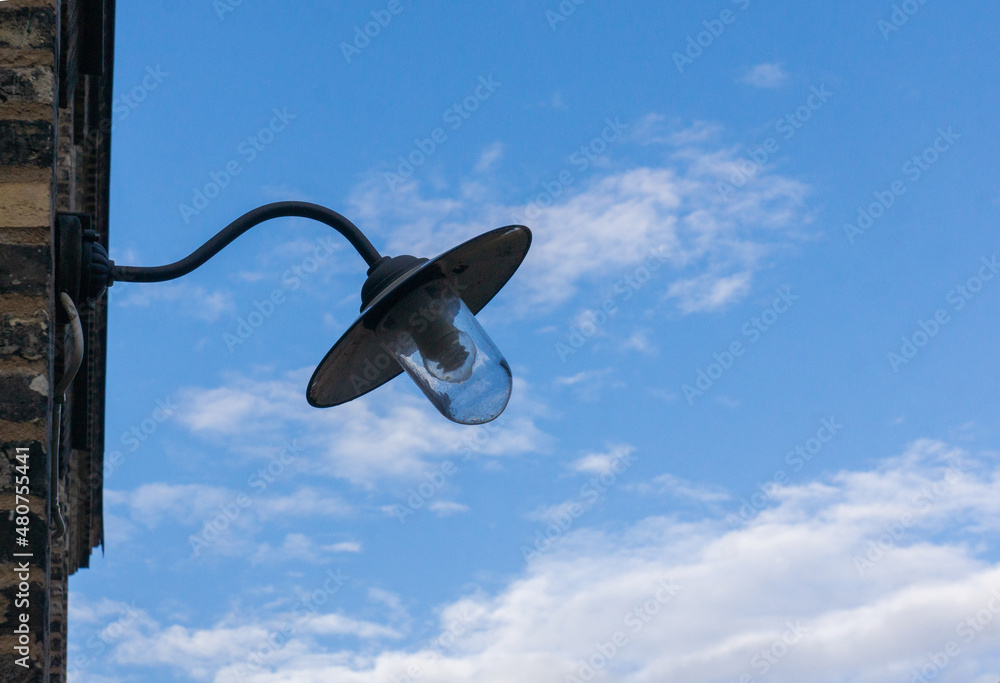 lampe,lampadaire,maison,batiment,extérieur,dehors,ciel,nuages,bleu,éclairage,éclairage extérieur,personne,ampoule,luminaire,lumière, lampe,lampadaire,maison,batiment,extérieur,dehors,ciel,nuages,bleu,éclairage,éclairage extérieur,personne,ampoule,luminaire,lumière,