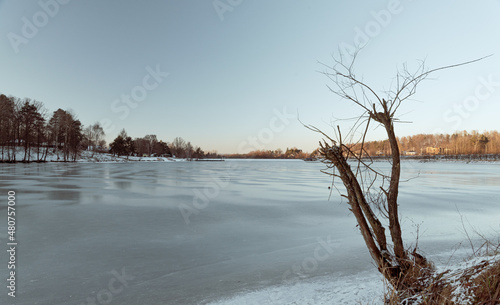 Zamarznięte jezioro