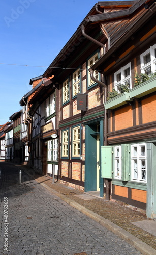 Straße mit Kopfsteinpflaster und wunderschönen Fachwerkhäusern in der Altstadt von Wernigerode © thauwald-pictures