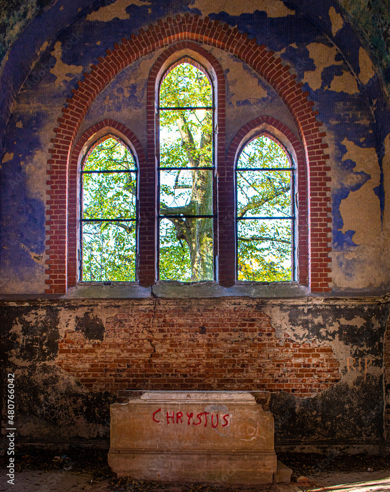 Opuszczony kościół - obrazy, fototapety, plakaty 