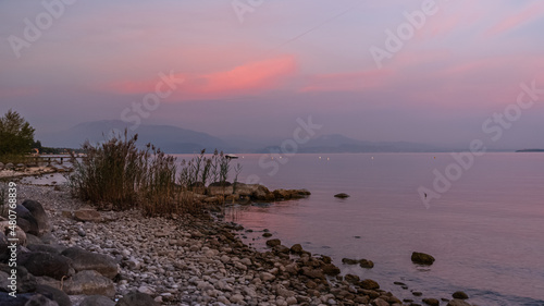 Kolorystyczny zachód słońca nad jeziorem Garda