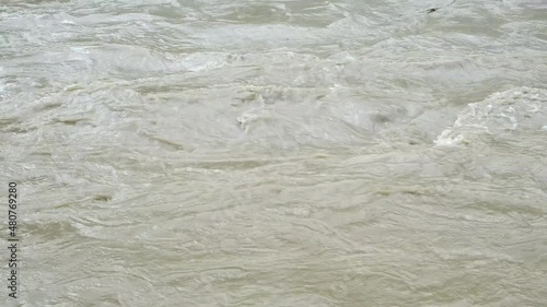 Aufgewühlter reißender Fluss unter Hochwasser.