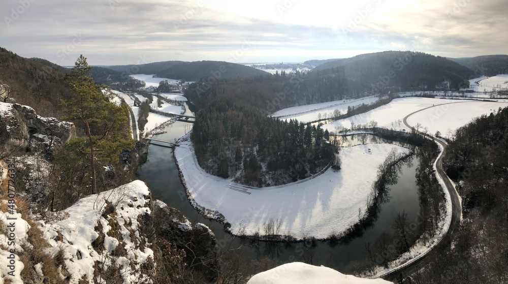Obraz premium Paisaje de río e invierno en el Danubio